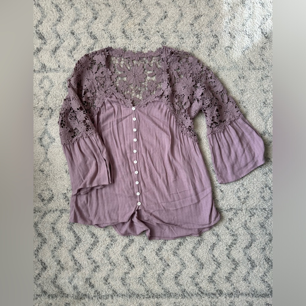 Women’s shirt. Size small.